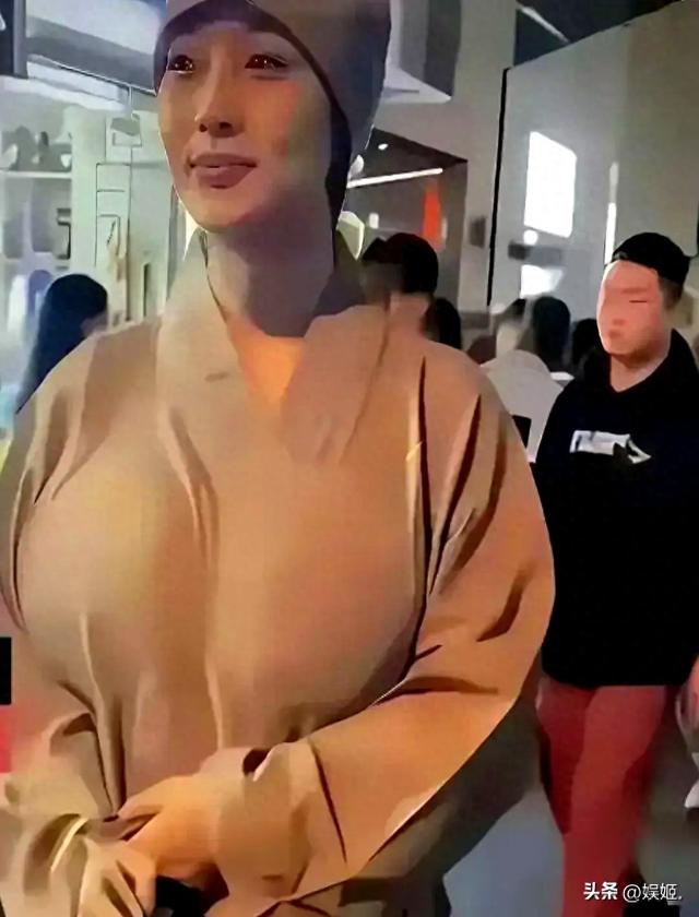 这尼姑身材真是不一般呀，换件衣服让人眼前一亮。好美呀！
