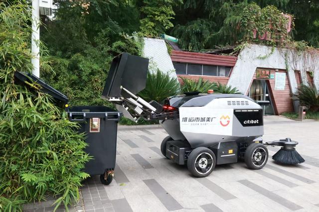 科技赋能环卫升级！武汉站智能无人扫地机正式“上岗”