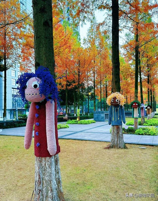 重庆玩偶树衣引发热议，网友褒贬不一，最终还是被撤走了
