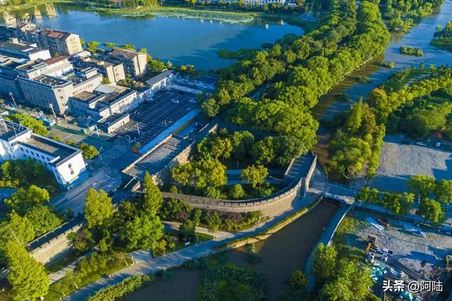 荆州的西门静悄悄，大树掩映着古城墙，郁郁葱葱更显冷清