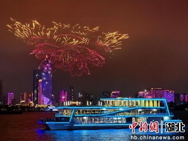2025长江文化艺术季启幕 两江游船成“最佳观演位”