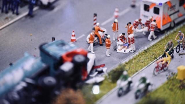 交通事故打官司，原告律师费能让被告承担吗？法院这么判！