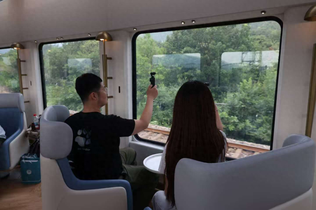 邯郸开行全景观光列车！