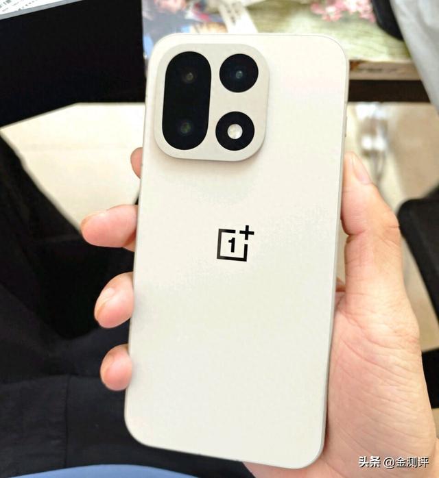 4款新机卷出天花板，骁龙8至尊+7560mAh，谁才是闭眼入“机皇”？