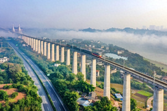 桥隧通南北·客货畅山海