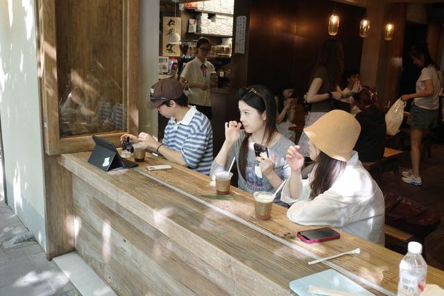 00后暑期旅游样本调查：九成依赖社交平台，高性价比与“窝囊旅行”受青睐