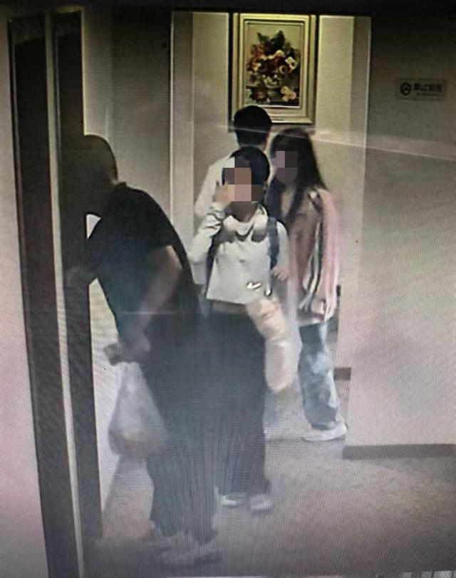 据警方通报：上海一老师带学生酒店实习，时薪100，他抽走900