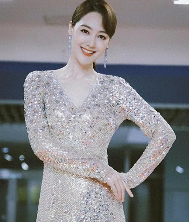 巴结大佬、陪睡上位、被央视开除，被传与小尼结婚的她如今如何