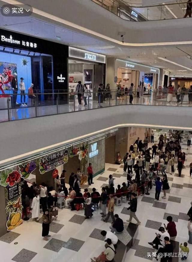 海南封关首日，居民排长队购首批榴莲，超市：每斤78元至98元	，价格低于平时的一半