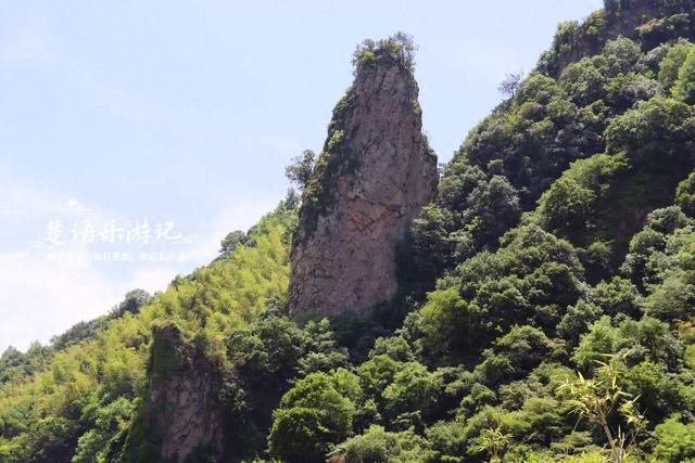 浙江绍兴这个公园依山傍水，两根石笋营造美丽风光，成为休闲胜地