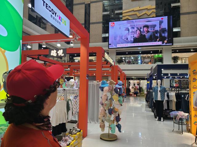 AI还原老照片里的幸福时刻，七夕限定大屏见证“父母爱情”