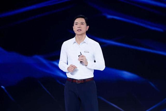 百度世界大会直击：首次亮相昆仑芯超节点，单卡性能提升95%，发布两款昆仑芯芯片、无人驾驶技术已越临界点