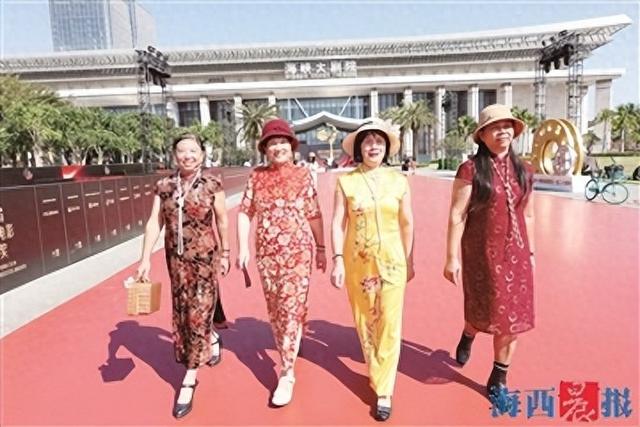 打卡明星同款“金鸡红毯” “金鸡百花梦想大道”面向公众开放