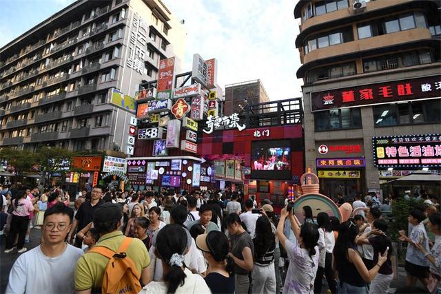 贵阳：青云路步行街人气旺