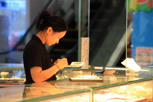 “一口价”黄金热销，金店老板还发愁