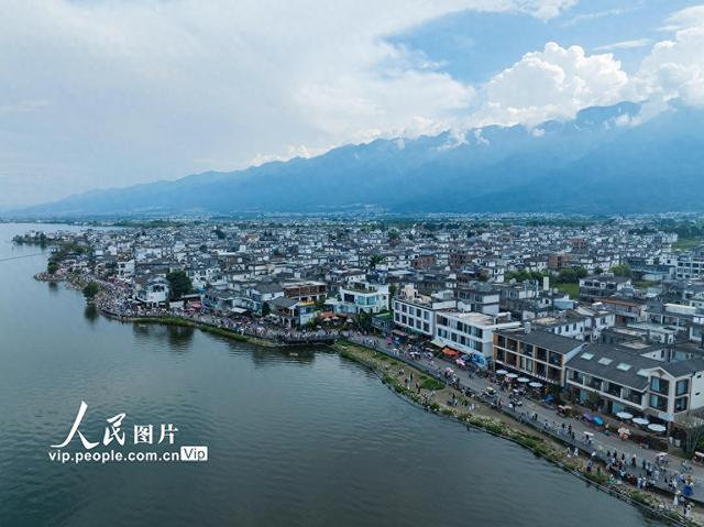 云南大理：洱海生态廊道游人如织