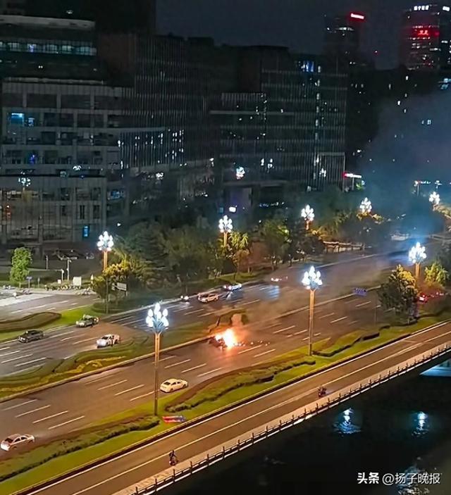 成都一辆小车疑发生车祸后起火	，多名路人尝试救援打不开车门，目击者发声：消防灭火后用电锯切开的门