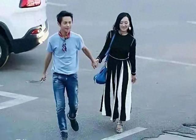 51岁的何炅，牵手54岁的杨钰莹，年过半百的俩人，画面温馨