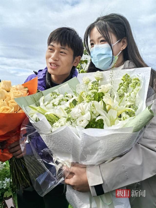 林北在海拔1520米山巅手持鲜花向女友表白：在一起5年6个月零3天，希望我们白头偕老