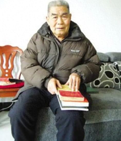 他误以为父亲是国军团长，53岁时被政府告知：你是红军首长的儿子