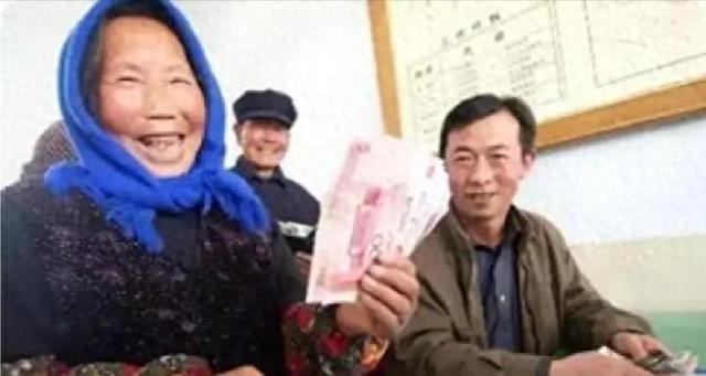 中央定调退休新政：公务员不搞弹性延退，普通人该咋选？