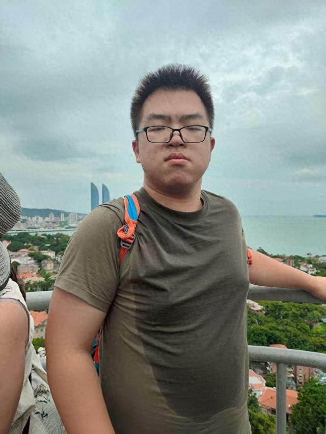 青春没有售价，公交直达三亚，05后大学生正“坐着公交游中国”