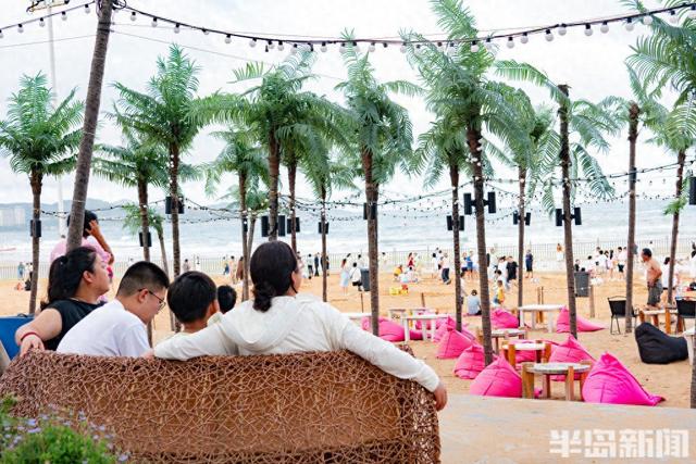 就在青岛西海岸新区金沙滩啤酒城，这样的夜生活如何不爱