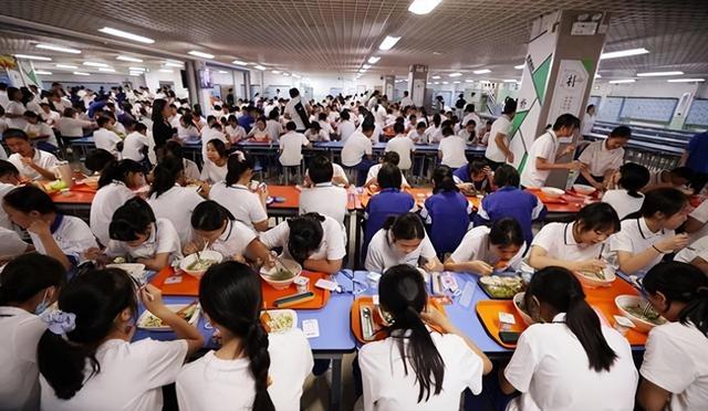 北京下了个死命令：2027年底前	，所有中小学必须告别“校外配餐	”