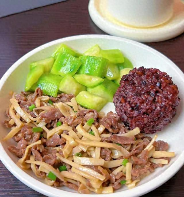 跑10年没瘦掉大肚腩！靠“过午不食”，4个月瘦20斤