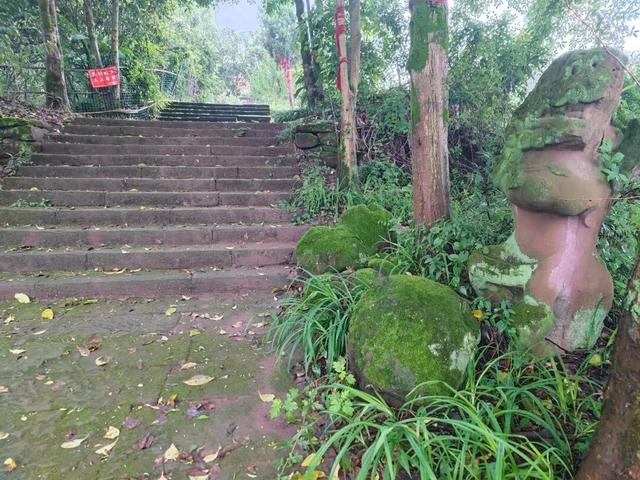 重庆璧山有座千年古庙，门口有座奈何桥，四周大量残破石刻佛像