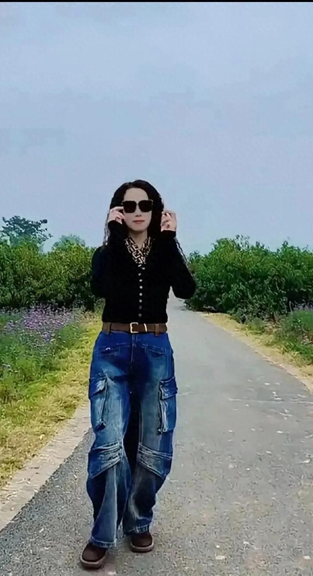 我有一个同事已经50多岁了，可打扮的却像一个少女。