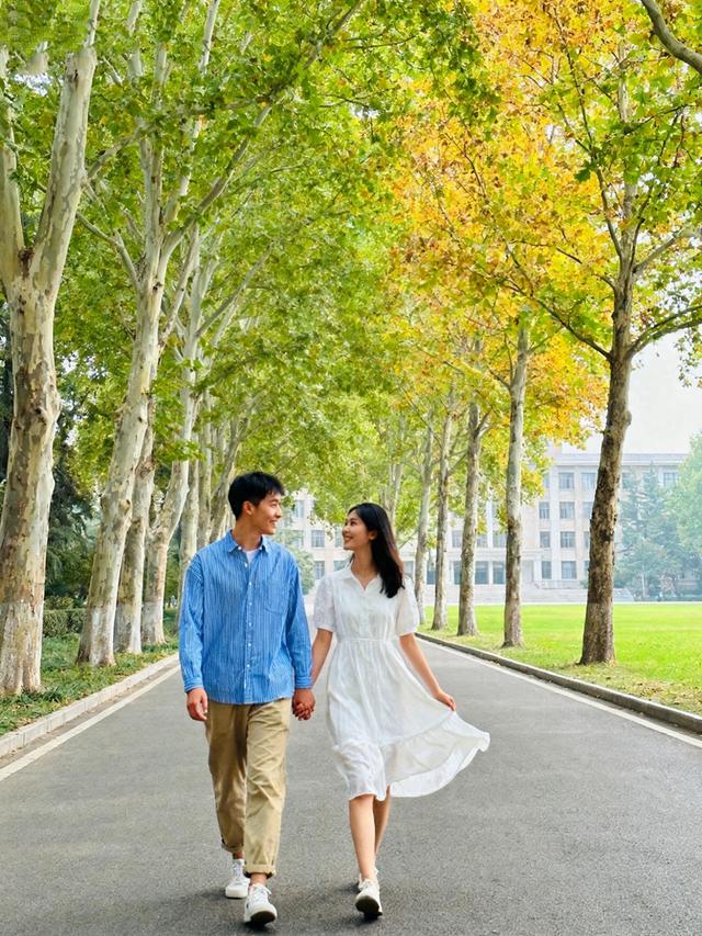 他哭着怕失去她，她笑着送他去剑桥：七年後，这结局打了多少人脸