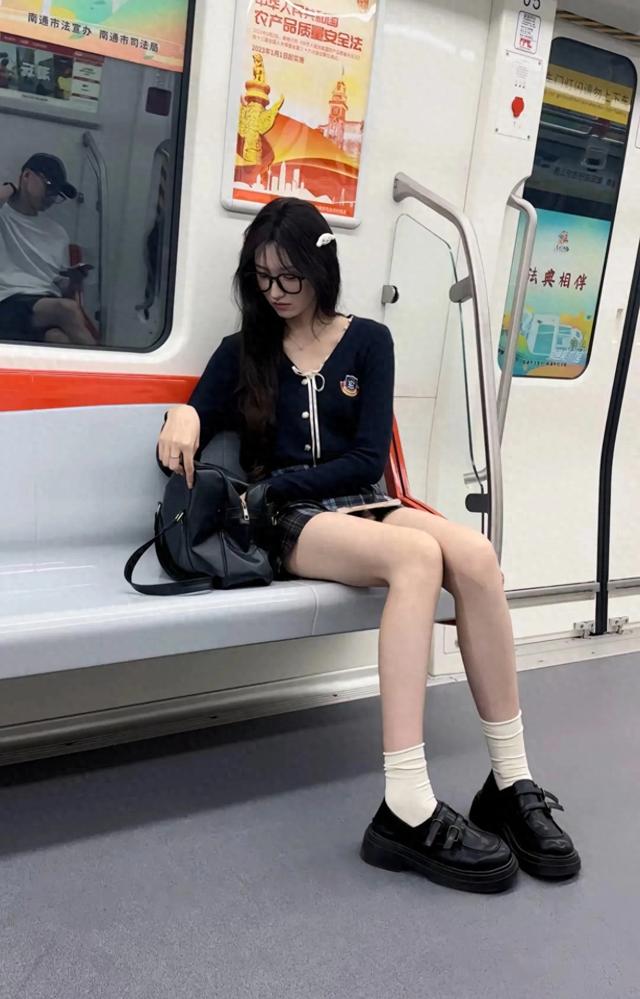 地铁笨蛋小游戏攻略（地铁女大ootd穿搭170cm的笨蛋美女少女感）