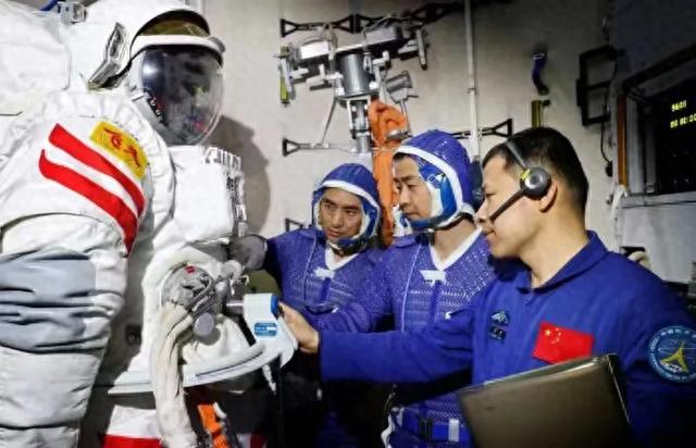 三名航天被迫滞留,为啥不用神舟21号先运回来?先了解下空间碎片