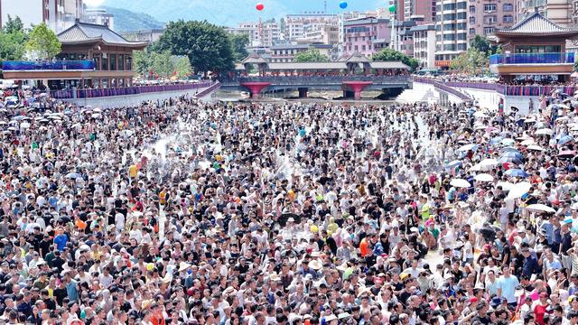 广东连山“七月香”：壮瑶汉各族儿女戏水祈福 水韵氧吧城清凉一夏