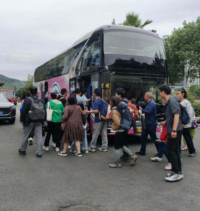 暖心摆渡获好评——剑阁县国庆免费摆渡车四天转运千余人