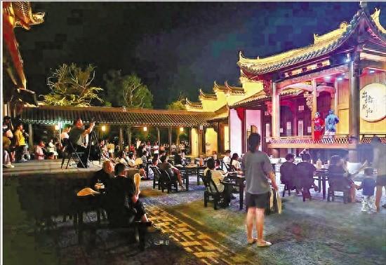 浙江龙泉“出墙剧场”把戏剧送到游客身边