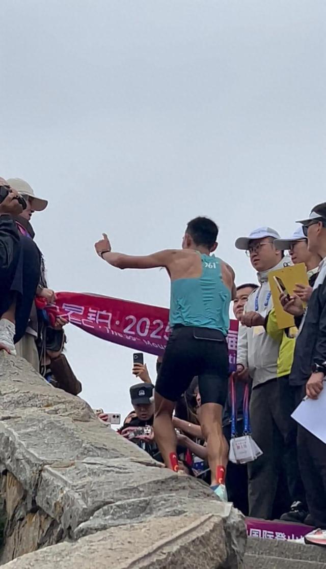 男子59分52秒登顶泰山获奖2万元，18年前他创下的56分22秒纪录至今无人打破