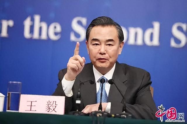 “外交男神”王毅年轻旧照，与妻子罕见同框，岳父曾是周总理秘书