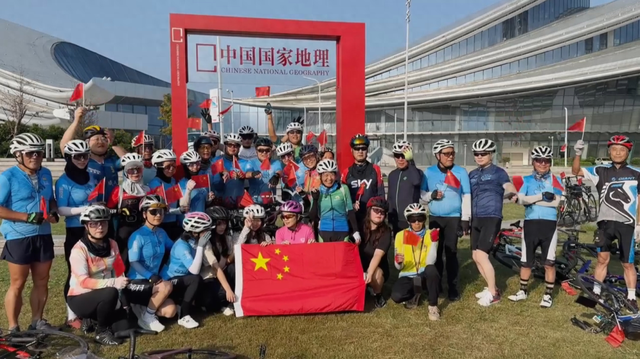 今天，他们在启东“最鲜公路”向祖国深情告白