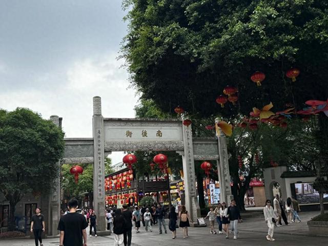 福州三坊七巷：一条街半部近代史，现在去还能撸龙