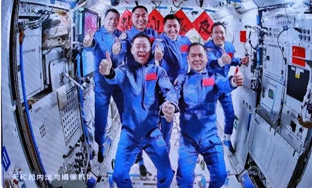 返回当天突然报警，神舟二十号飞船遭撞击，航天员回家被推迟了