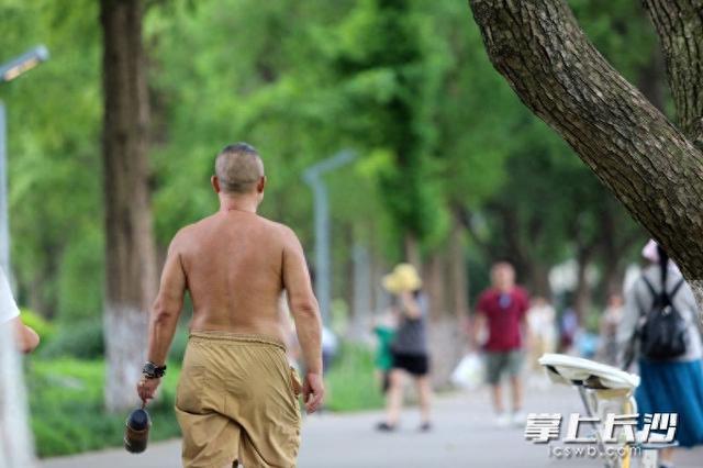 湖南烈士公园：“赤膊男”出没煞了风景