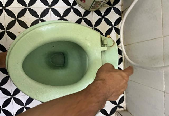 老挝的厕所天下无敌，老挝的菜市场好哇塞，老挝的学校触目惊心