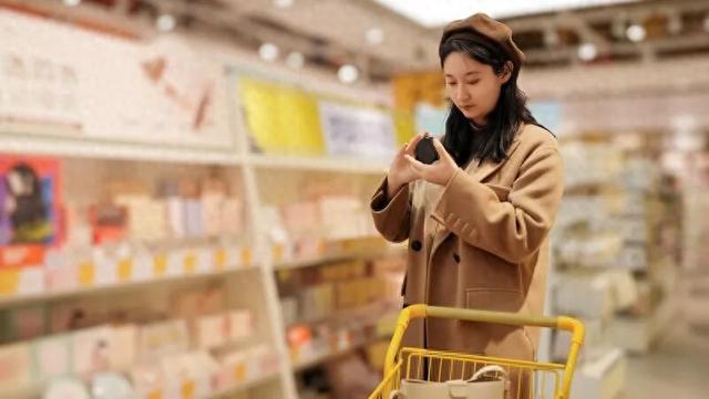 “爱你老己”藏着年轻人对生活最温柔的期许 | 新京报快评