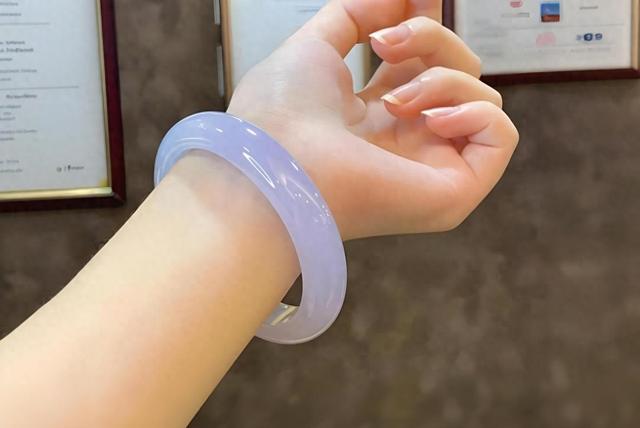 翡翠手镯选什么颜色好（翡翠7大色系谁是顶流内行私藏的本命色挑选指南）