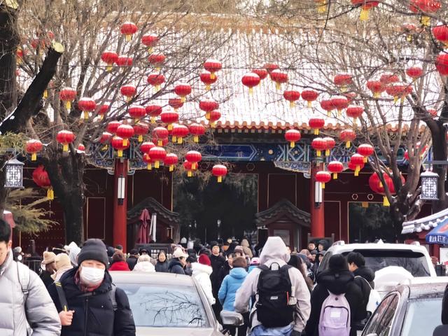北京初雪过后，景山公园游人如潮