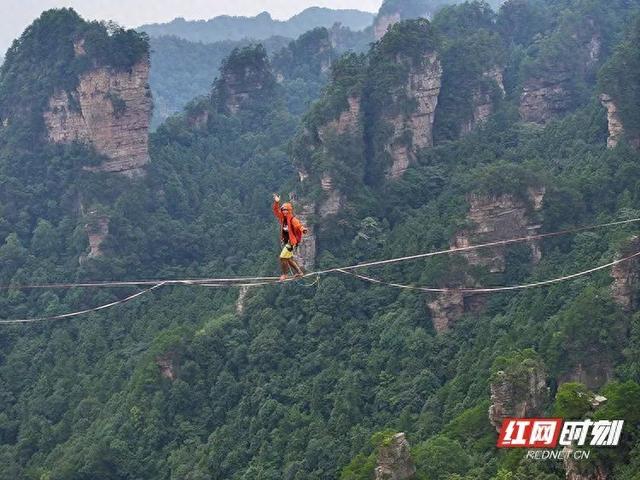 1600米凌空飞跨！国内最长高空扁带落户湖南张家界