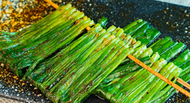 复刻夜市美味：一把韭菜一勺孜然，平底锅搞定烧烤摊的香辣烤韭