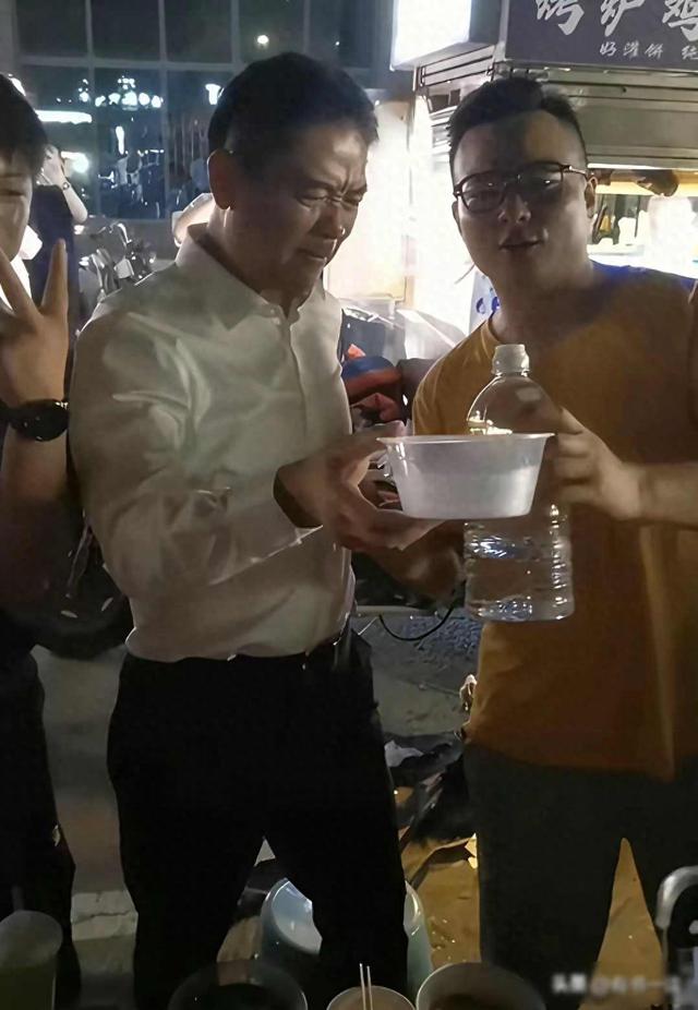 万亿老板在夜市吃辣粉，富豪接地气是作秀还是真心？
